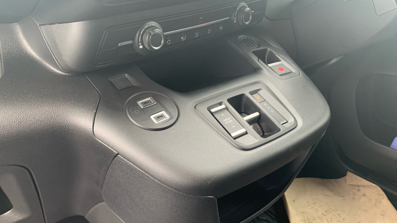 Peugeot Partner E-Long 100kW 52kWh Asphalt Van Auto